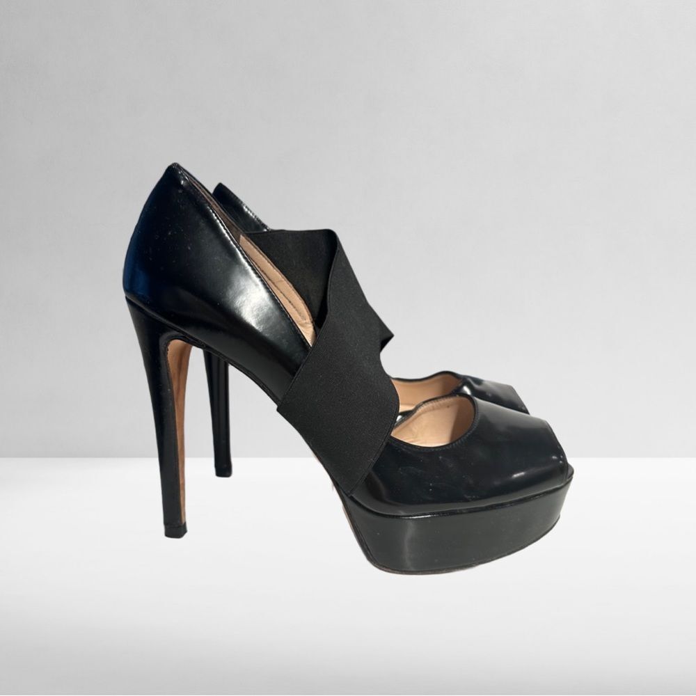 Stuart Weitzman Black Peep Toe Pumps in Polished Black Leather in Size 9